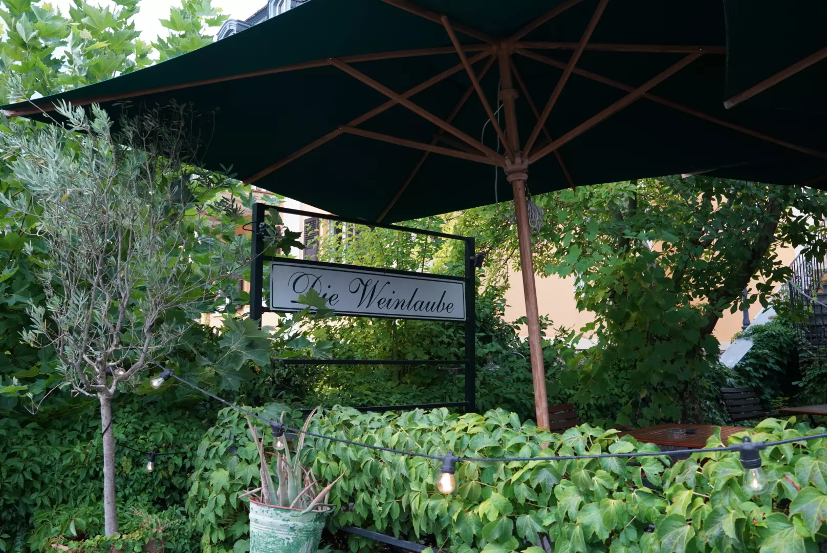 Terrasse mit Sitzmöglichkeiten vom Römerkeller